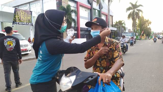 DPK PPNI Puskesmas Kota, Rayakan HKN Dengan Berbagi Masker