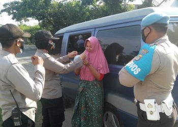 Polsek Lembar Bagi-bagi Masker Sambil Sosialisasi Prokes
