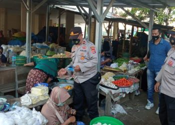 Terapkan Prokes, Polisi Bersama Tim Gugus Tugas Covid-19 Masuk Pasar