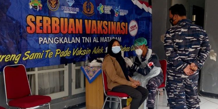 Lanal Mataram Suntik Vaksin Antivirus Covid-19 Kepada 3000 Lebih Warga