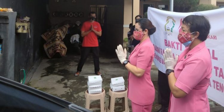 Warga IsoMan Kebagian Nasi Kotak dari Polresta Mataram