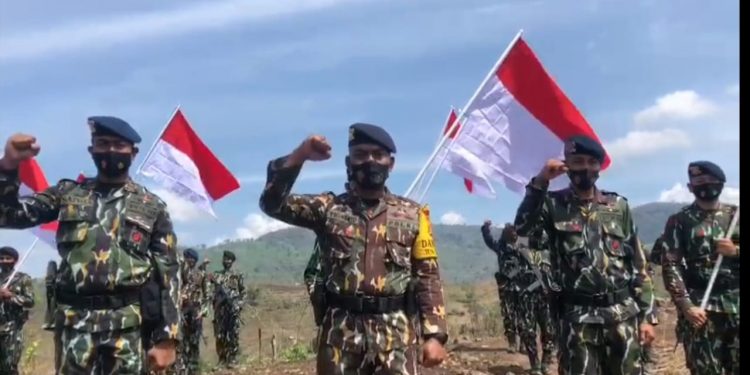 Brimob Kibarkan 76 Bendera Merah Putih di Ncando