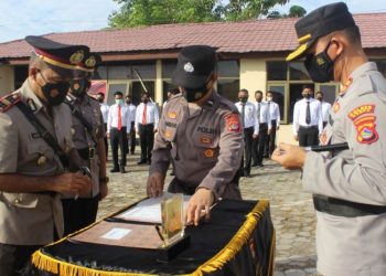 Sertijab Kasat Reskrim dan Kabag Ops Polres Dompu Ikuti Prokes