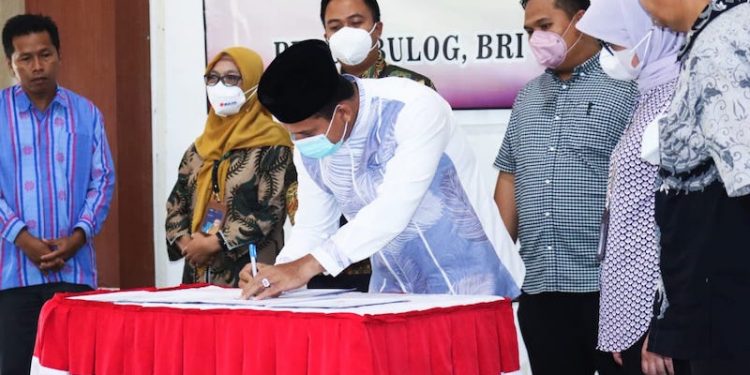 Pemkab Dompu Tandatangani MoU dengan Bulog, BRI, Gapoktan dan Bumdes
