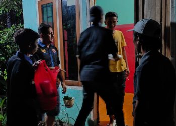 Baret NasDem Bagikan Nasi Bungkus Kepada Korban Banjir di Dompu