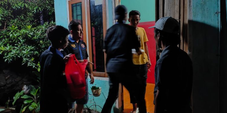 Baret NasDem Bagikan Nasi Bungkus Kepada Korban Banjir di Dompu