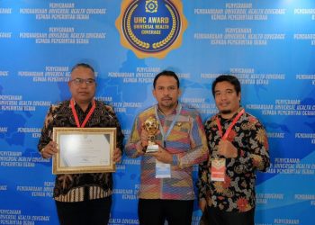 Bupati Dompu H. Kader Jaelani Terima Penghargaan UHC dari Wakil Presiden RI