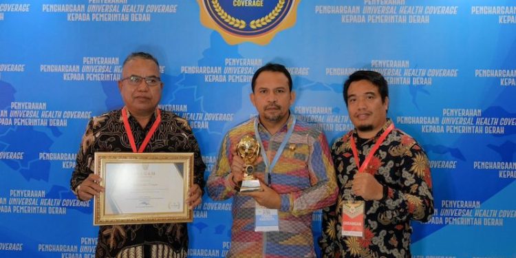 Bupati Dompu H. Kader Jaelani Terima Penghargaan UHC dari Wakil Presiden RI