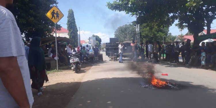 Warga Pajo Tutup Jalan,  Tuntut Realisasi Janji PT STM