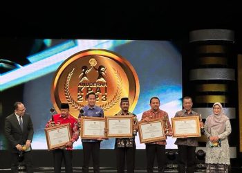 Bupati Dompu Dapat Penghargaan di Anugerah KPAI 2023