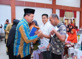 Bupati H. Kader Jaelani Bagikan BLT Untuk Warga Kurang Mampu
