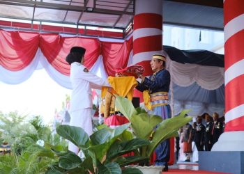 Wakil Bupati H. Syahrul Parsan, Pimpin Upacara Penurunan Bendera, Paskibraka Sukses Laksanakan Tugas 