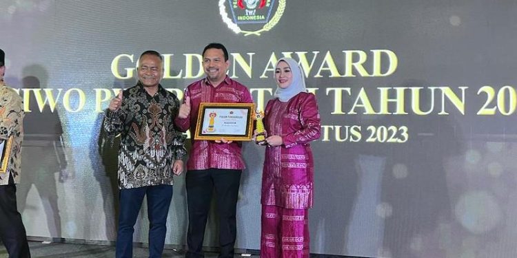 Dianugerahi Golden Award SIWO PWI, Bupati Dompu Siap Tingkatkan Pembangunan Olahraga Prestasi