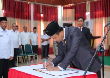 Bupati H. Kader Jaelani, Lantik 79 Pejabat Administrator dan Pengawas Lingkup Pemkab Dompu