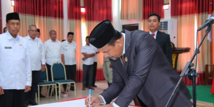 Bupati H. Kader Jaelani, Lantik 79 Pejabat Administrator dan Pengawas Lingkup Pemkab Dompu