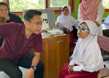 Dikes Dompu, IROPIN dan FHF Bagi-bagi Kacamata Gratis kepada 397 Siswa