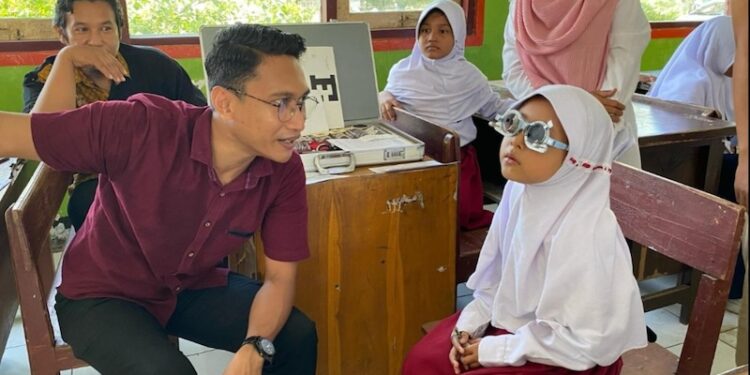 Dikes Dompu, IROPIN dan FHF Bagi-bagi Kacamata Gratis kepada 397 Siswa