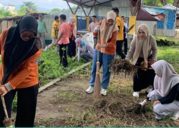Ciptakan Lingkungan Bersih, Dikes Ikuti Kerja Bakti Bersama Bupati Dompu