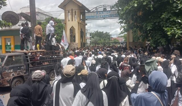 Ratusan Tenaga Honorer Non Database BKN Dompu Unjukrasa di DPRD dan Kantor Bupati