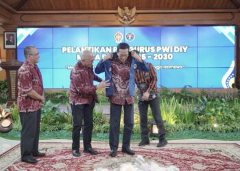 PWI Pusat Anugerahkan Anggota Kehormatan kepada Sultan HB X