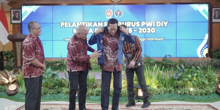 PWI Pusat Anugerahkan Anggota Kehormatan kepada Sultan HB X