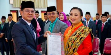 Lantik 42 Kepala Sekolah, Bupati Dompu Teken Pakta Kinerja dan Beri Ultimatum Soal Literasi