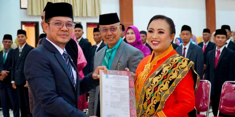 Lantik 42 Kepala Sekolah, Bupati Dompu Teken Pakta Kinerja dan Beri Ultimatum Soal Literasi