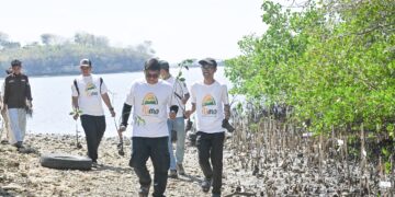 Peringati Hari Mangrove Sedunia dan HUT ke-62, Bank NTB Syariah Tanam Mangrove di Kawasan Ekowisata Paremas