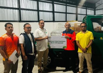 Tanggap Bencana Kebakaran Desa Adat Sade, Bank NTB Syariah Salurkan Bantuan Air Bersih dan Paket Sembako