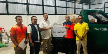 Tanggap Bencana Kebakaran Desa Adat Sade, Bank NTB Syariah Salurkan Bantuan Air Bersih dan Paket Sembako